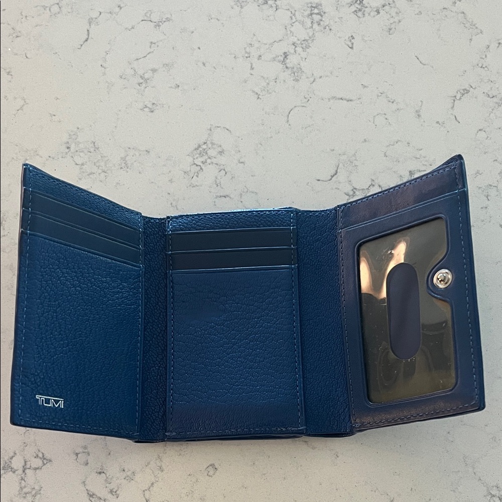 TUMI Wallet  Luxury Brand Navy Leather Trifold Wallet - Picture 2 of 6